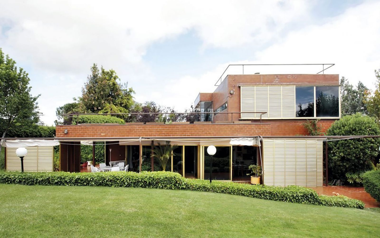 Casa Guzman. Photo courtesy Archivo Fundación Alejandro de la Sota.